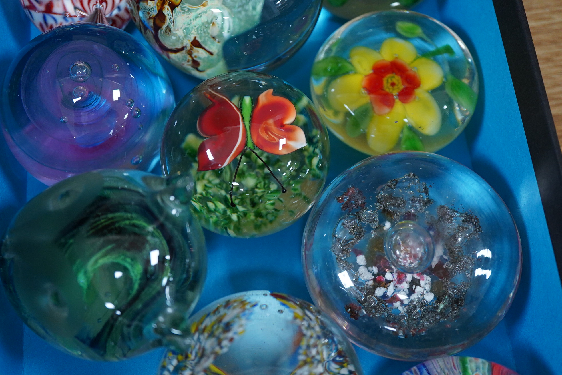 A large collection of 20th century glass paperweights (35)